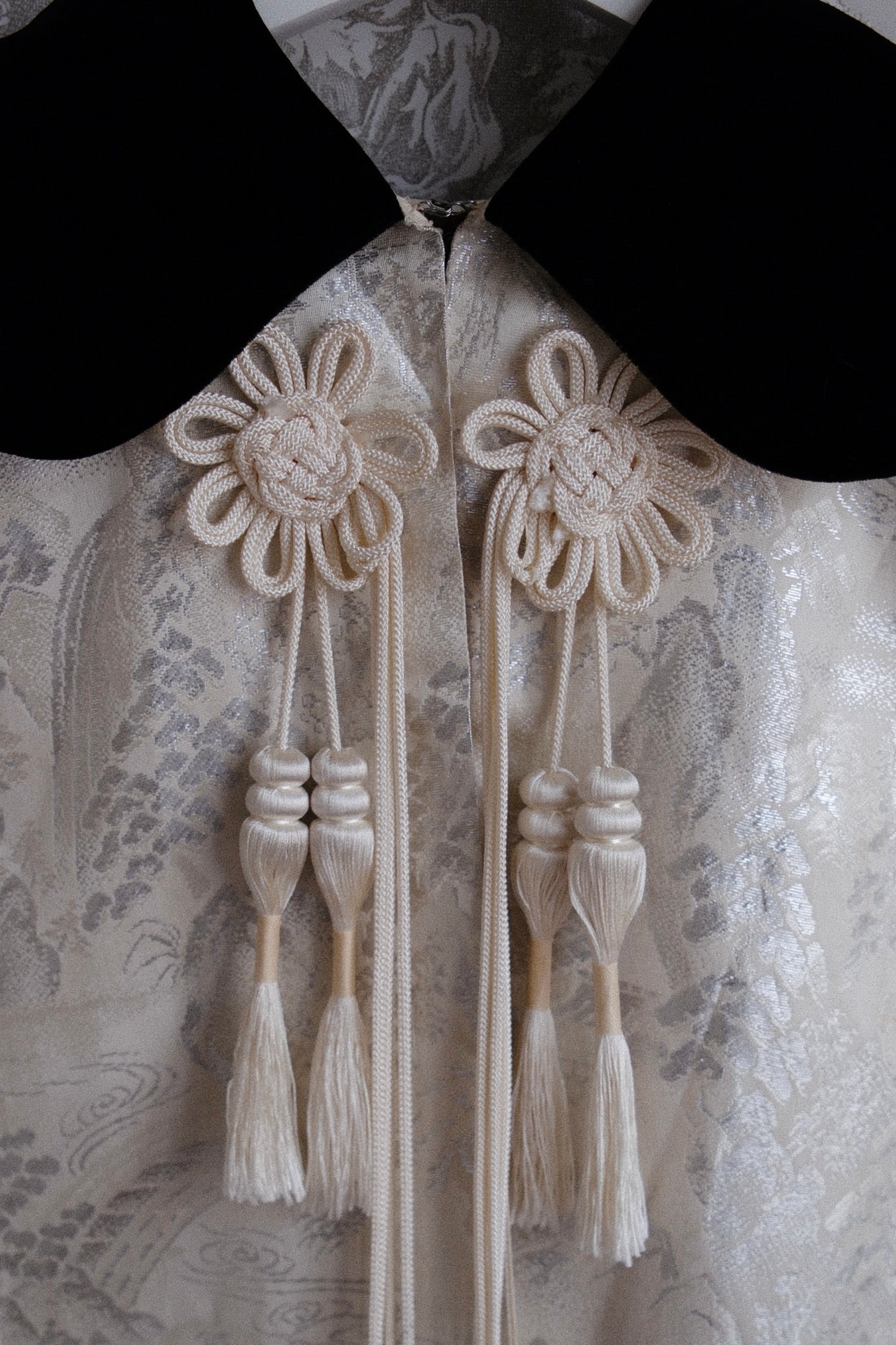 1940s WHITE SILK JACQUARD EVENING CAPE