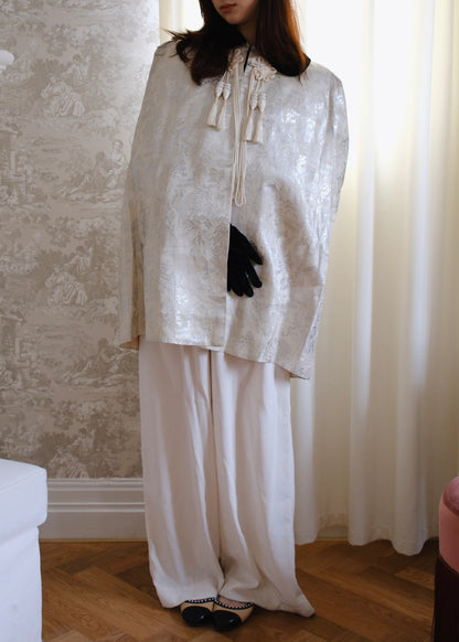 1940s WHITE SILK JACQUARD EVENING CAPE