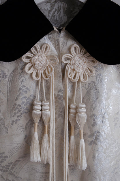 1940s WHITE SILK JACQUARD EVENING CAPE
